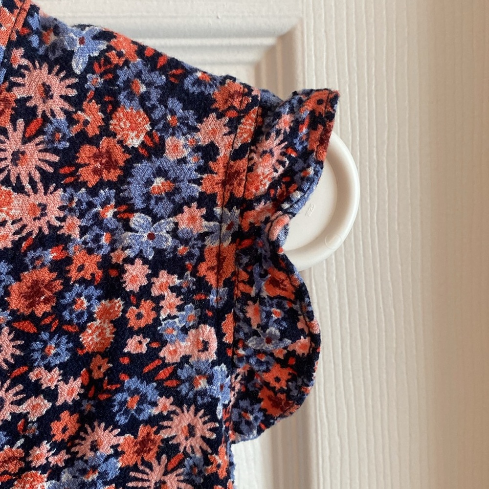 Universal Thread Flutter Sleeve Top - Picture 3 of 4